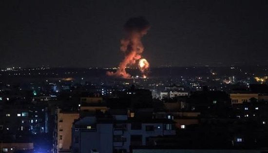  غارات إسرائيلية تدمر مقري وزارتي العمل والتنمية الاجتماعية في غزة