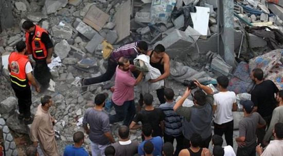  انتشال جثث طفلين وامرأة من تحت الأنقاض في شارع الوحدة بغزة