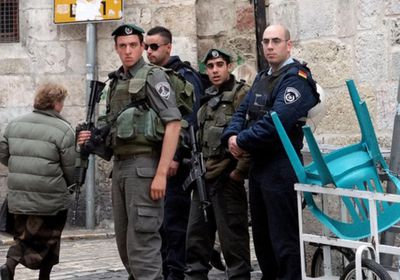  الشرطة الإسرائيلية تعتقل شخصين مسلحين بالسكاكين عبرا الحدود من الأردن