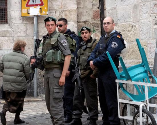  الشرطة الإسرائيلية تعتقل شخصين مسلحين بالسكاكين عبرا الحدود من الأردن
