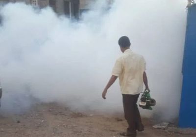 رش ضبابي في العاصمة عدن لمكافحة البعوض
