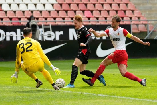 آيندهوفن يحجز مقعده في دوري الأبطال بالتعادل أمام أوتريخت