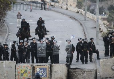  الشرطة الإسرائيلية تغلق حي الشيخ جراح بالحواجز الإسمنتية