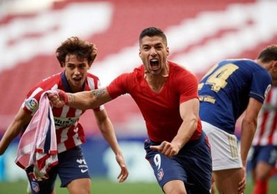 سواريز يقود أتلتيكو لملامسة لقب الدوري الإسباني بفوز مثير على أوساسونا