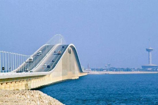 بدء توافد السعوديين إلى جسر الملك فهد البحري المؤدي للبحرين