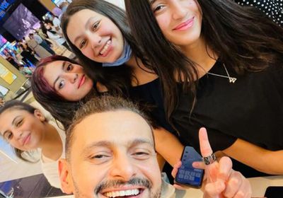 رامز جلال مع جمهوره في عرض فيلم "أحمد نوتردام" (صور)