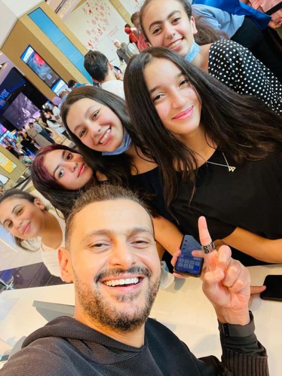 رامز جلال مع جمهوره في عرض فيلم "أحمد نوتردام" (صور)