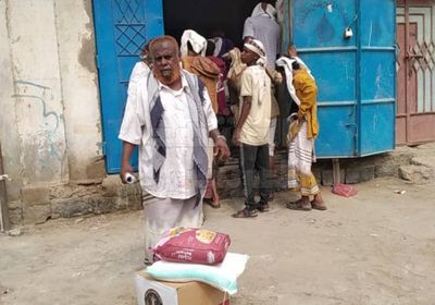 "انتقالي خنفر" يواصل توزيع السلال الغذائية على أسر الشهداء