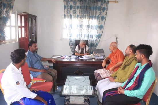 انتظام العاملين في مكتبي الصحة والأشغال بالشحر