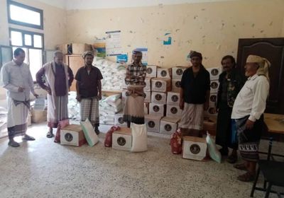 "انتقالي سرار": توزيع مواد غذائية على أسر الشهداء