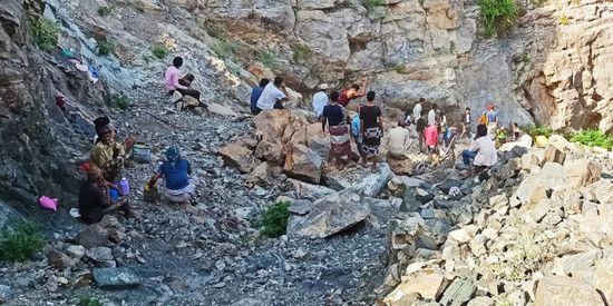 انهيارات صخرية تقطع أوصال الحبيلين