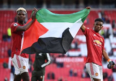 بوجبا وديالو يرفعان علم فلسطين في ملعب أولد ترافورد