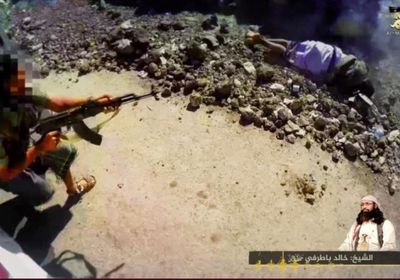 القاعدة يهدد الجنوب بالإرهاب.. ويوثق اغتيال جنود أحور
