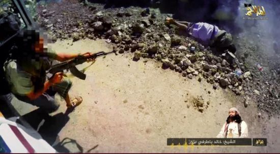 القاعدة يهدد الجنوب بالإرهاب.. ويوثق اغتيال جنود أحور