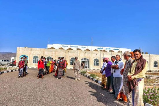 التحالف ينقل 90 طالبًا من سقطرى لجامعاتهم بعدن وحضرموت