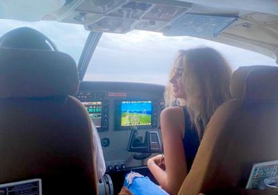 هنا الزاهد ترد على جدل صورتها في كابينة الطائرة