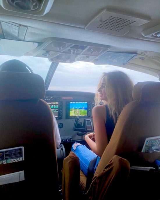 هنا الزاهد ترد على جدل صورتها في كابينة الطائرة