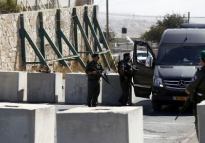  الجيش الإسرائيلي يُغلق مدخل شرق رام الله بالحواجز الإسمنتية