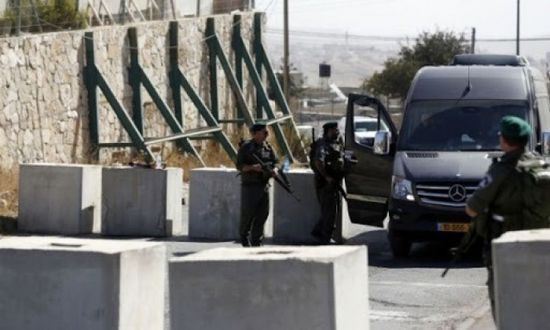  الجيش الإسرائيلي يُغلق مدخل شرق رام الله بالحواجز الإسمنتية
