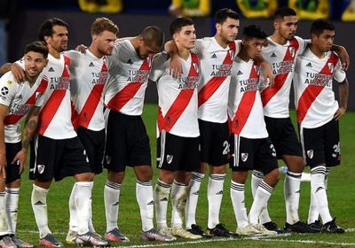 لاعب وسط يحرس مرمى ريفر بليت في كأس ليبرتادوريس