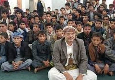 الحوثي يزرع الطائفية بأدمغة الأطفال في "المراكز الصيفية"