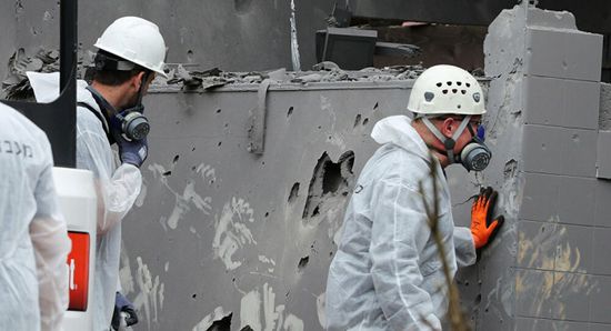 سقوط صاروخ من غزة على مبنى بمدينة عسقلان الإسرائيلية