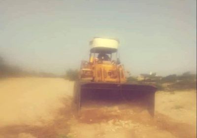 استجابة للمواطنين.. "انتقالي المحفد" يشرف على ترميم "وادي حَمَراء"