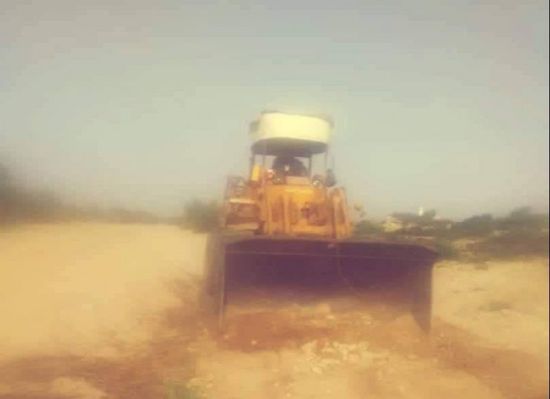 استجابة للمواطنين.. "انتقالي المحفد" يشرف على ترميم "وادي حَمَراء"