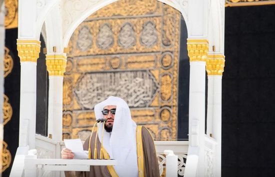 أمن الحرم المكي يمنع شخص حاول صعود المنبر أثناء خطبة الجمعة