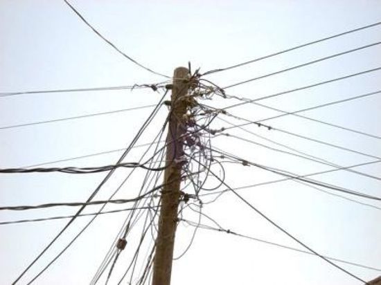 اصطدام ناقلة بعمود مغذي لمحطات كهرباء لحج