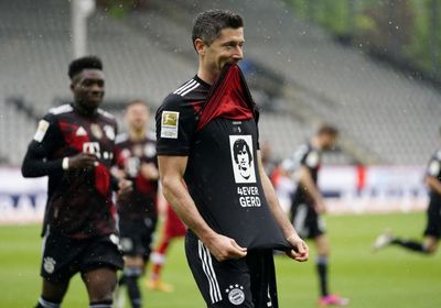 مدرب أوجسبورج يخطط لمنع ليفاندوفسكي من تحطيم رقم مولر