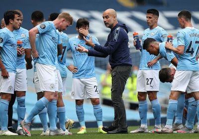 نجل أسطورة مانشستر سيتي ومشجع شاب يسلمان الفريق كأس الدوري الإنجليز