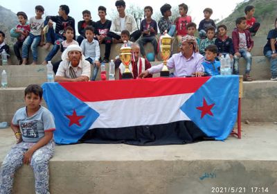 نظمها "الانتقالي".. صور الزٌبيدي تتصدر بطولة كروية بسرار يافع