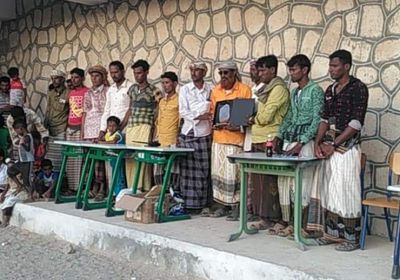 مدرسة في عبدالكوري بسقطرى تُكرم طلابها المتفوقين (صور)