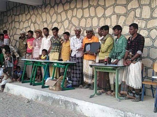 مدرسة في عبدالكوري بسقطرى تُكرم طلابها المتفوقين (صور)