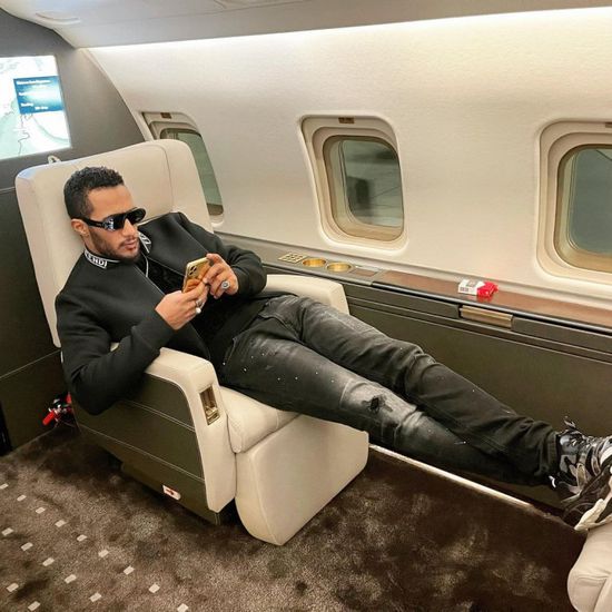 محمد رمضان يمازح شقيقه بصورة جديدة