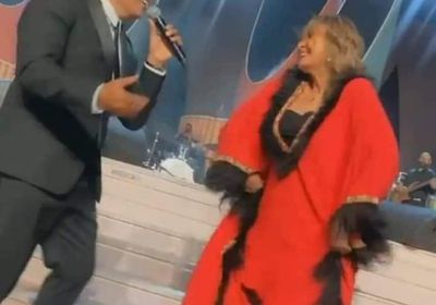 يسرا ترقص مع عمرو دياب في أحدث ظهور (فيديو)