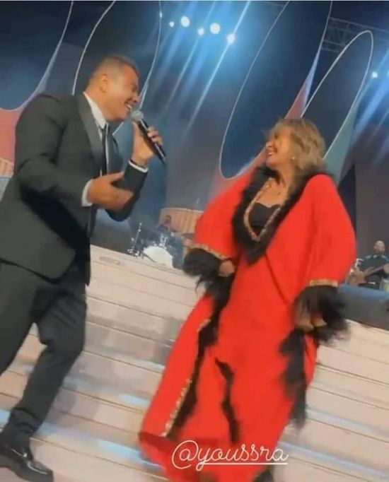 يسرا ترقص مع عمرو دياب في أحدث ظهور (فيديو)