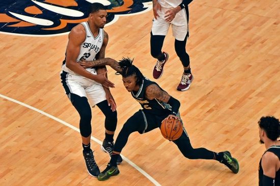 ممفيس يفاجئ جولدن ستايت ويبلغ الأدوار الاقصائية بدوري السلة الأمريكي