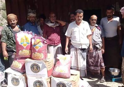 بمبادرة من الزُبيدي.. 168 سلة غذاء لأسر شهداء يهر يافع