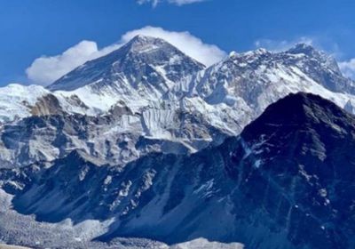 كورونا يصيب عشرات المتسلقين والموظفين في جبال إيفرست