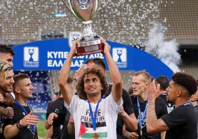 وردة يدعم فلسطين أثناء احتفاله بلقب كأس اليونان