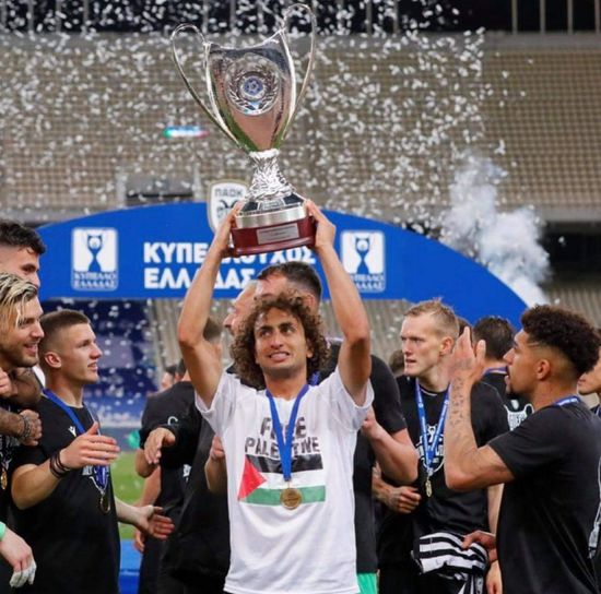 وردة يدعم فلسطين أثناء احتفاله بلقب كأس اليونان