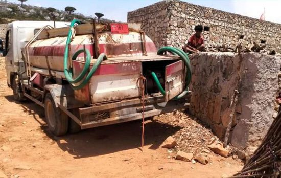 بصهاريج كبيرة.. الإمارات تروي ظمأ دكسم بسقطرى