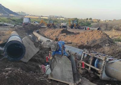 إصلاح عطل بأحد خطوط المياه في خورمكسر