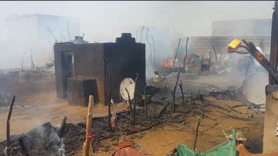 حريق يلتهم مخيمًا للنازحين في الحديدة  