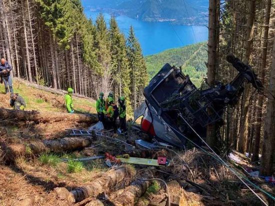 مصرع 13 شخصًا وإصابة 3 آخرين في سقوط عربة تلفريك بإيطاليا