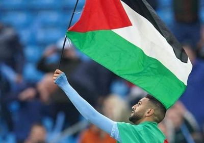 محرز يرفع علم فلسطين خلال احتفاله بلقب البريميرليج