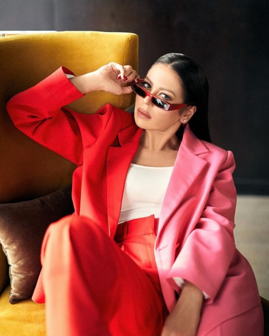 لقاء الخميسي بأزياء غريبة في جلسة تصوير جديدة (صور)