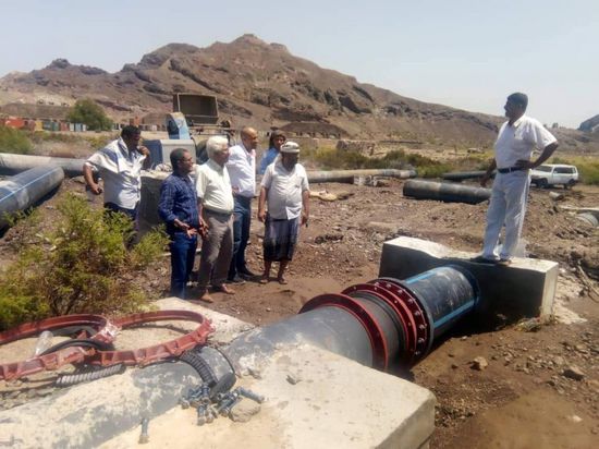 تواصل إصلاح خط مياه البرزخ في التواهي